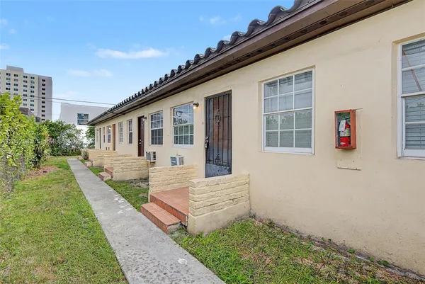 $1,585 | 1021 Southwest 3rd Street, Unit 4, Miami, FL 33130
