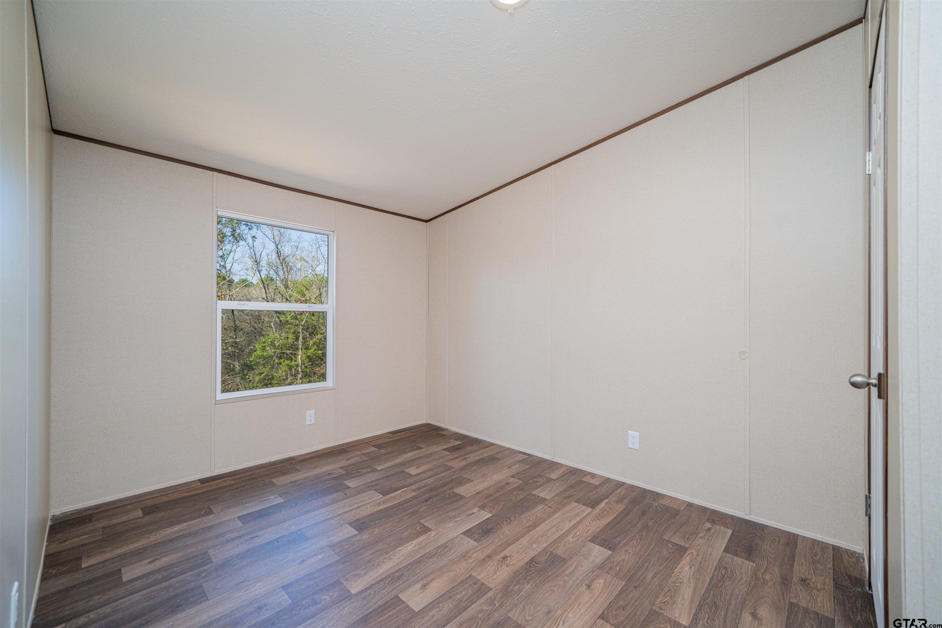 Mh1 Mh1 Mh1 Leesburg, TX 75451 - Photo 5 of 23 an empty room with a window