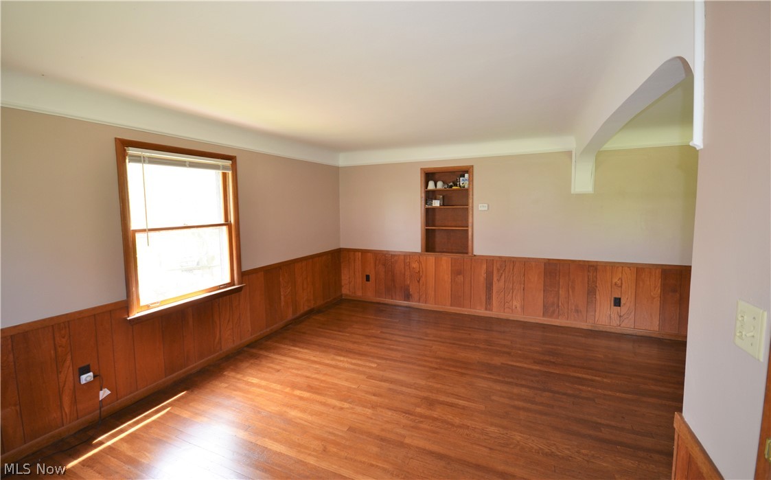 11902 West Lake Road Vermilion, OH 44089 - Photo 3 of 30 FIRST FAMILY ROOM OFF THE ENTRANCE OF FRONT DOOR. GLEAMING HARDWOOD FLOORING