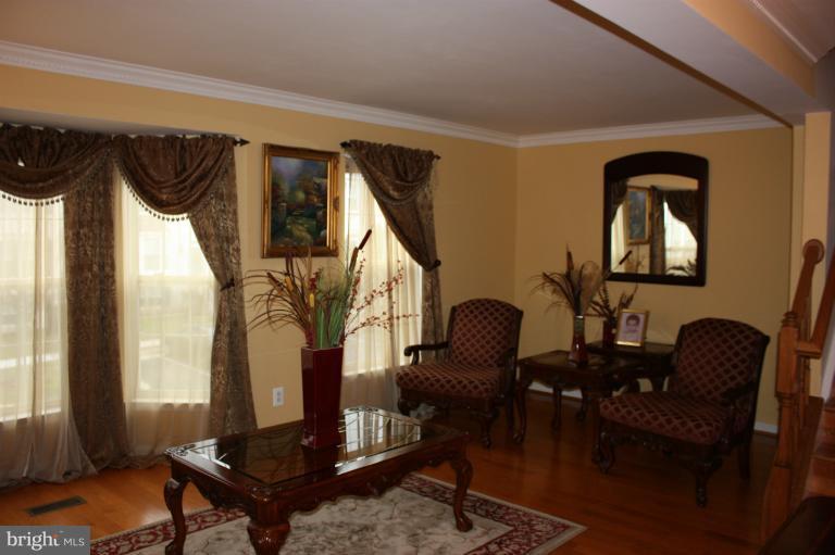 6418 Katherine Ann Lane Springfield, VA 22150 - Photo 4 of 10 Living Room