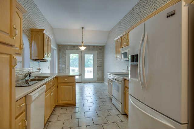 864 Rands Way Columbia, TN 38401 - Photo 7 of 20 Great kitchen with plenty of cabinet space and tile floors