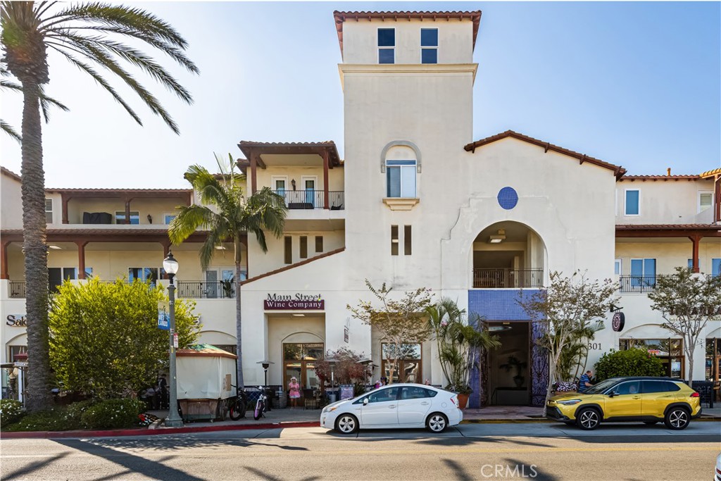 340 5th Street Huntington Beach, CA 92648 - Photo 31 of 48 a car parked in front of a building
