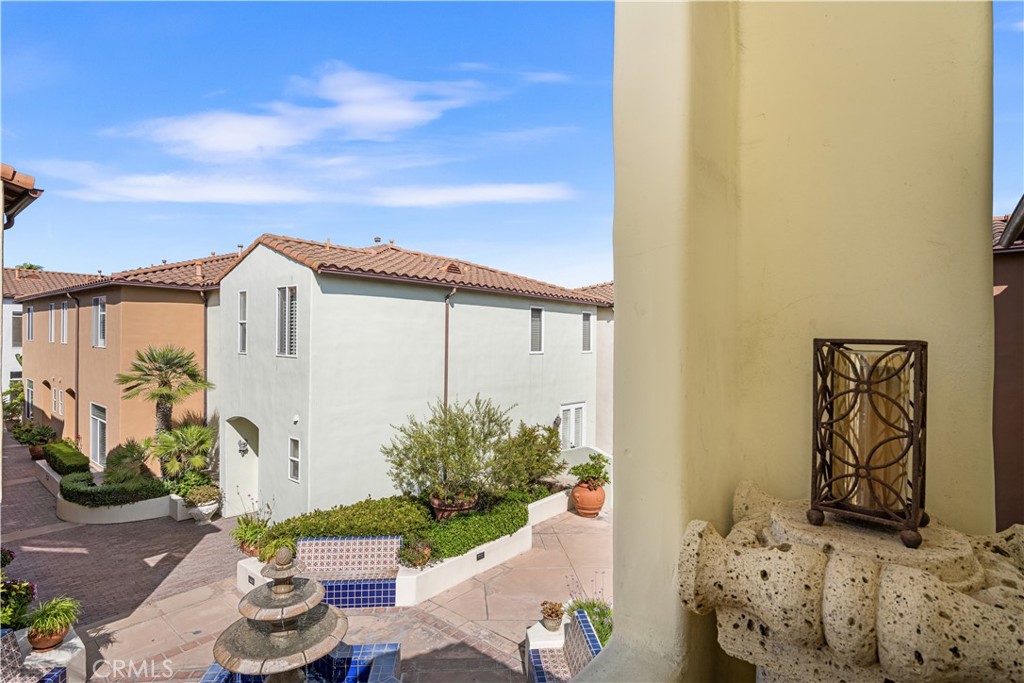 340 5th Street Huntington Beach, CA 92648 - Photo 32 of 48 a front view of a house with garden