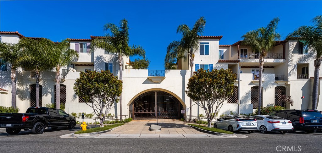 340 5th Street Huntington Beach, CA 92648 - Photo 33 of 48 a front view of a building with cars parked