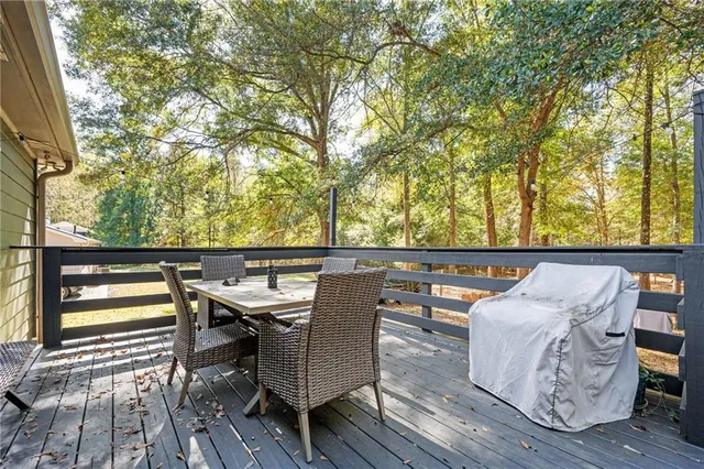 a view of sitting area with furniture