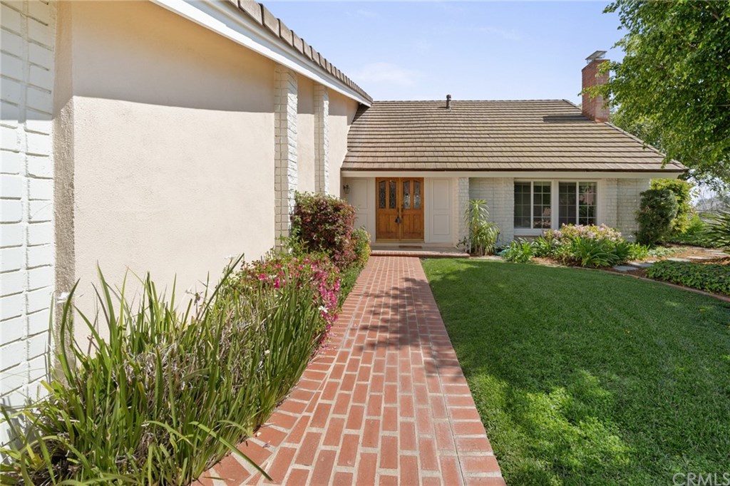 Elegant front entry walkway