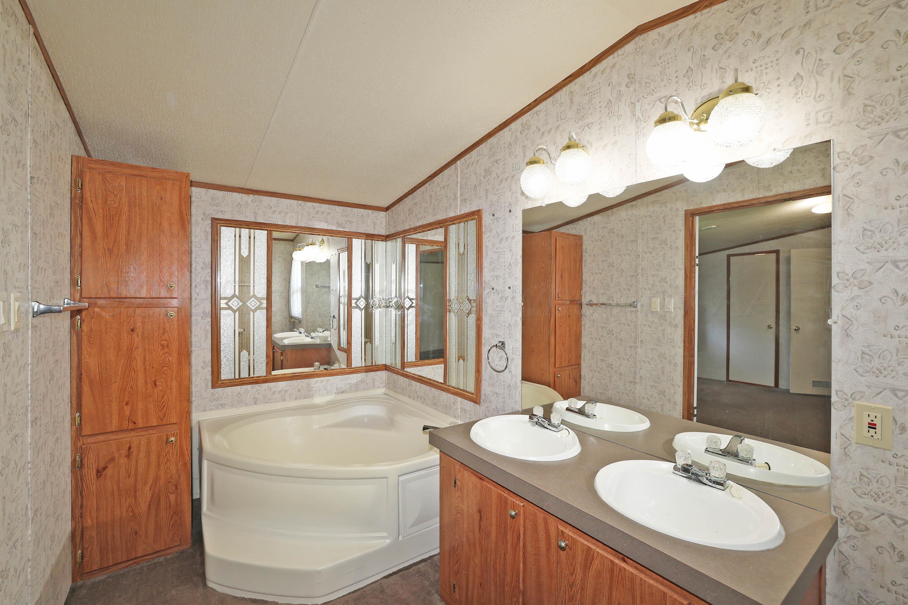 4301 West McCormick Road Amarillo, TX 79118 - Photo 13 of 26 13-Primary Bath