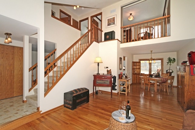 103 Yarrow Court Rolling Meadows, IL 60008 - Photo 2 of 18
