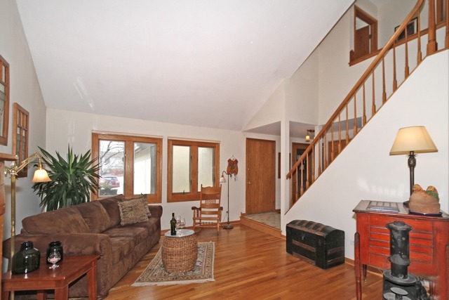 103 Yarrow Court Rolling Meadows, IL 60008 - Photo 3 of 18