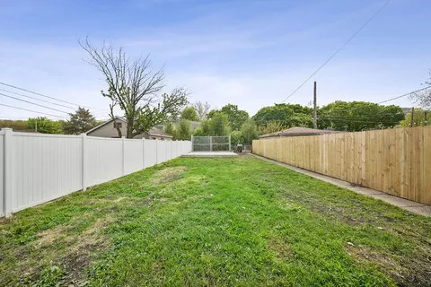 a view of a backyard