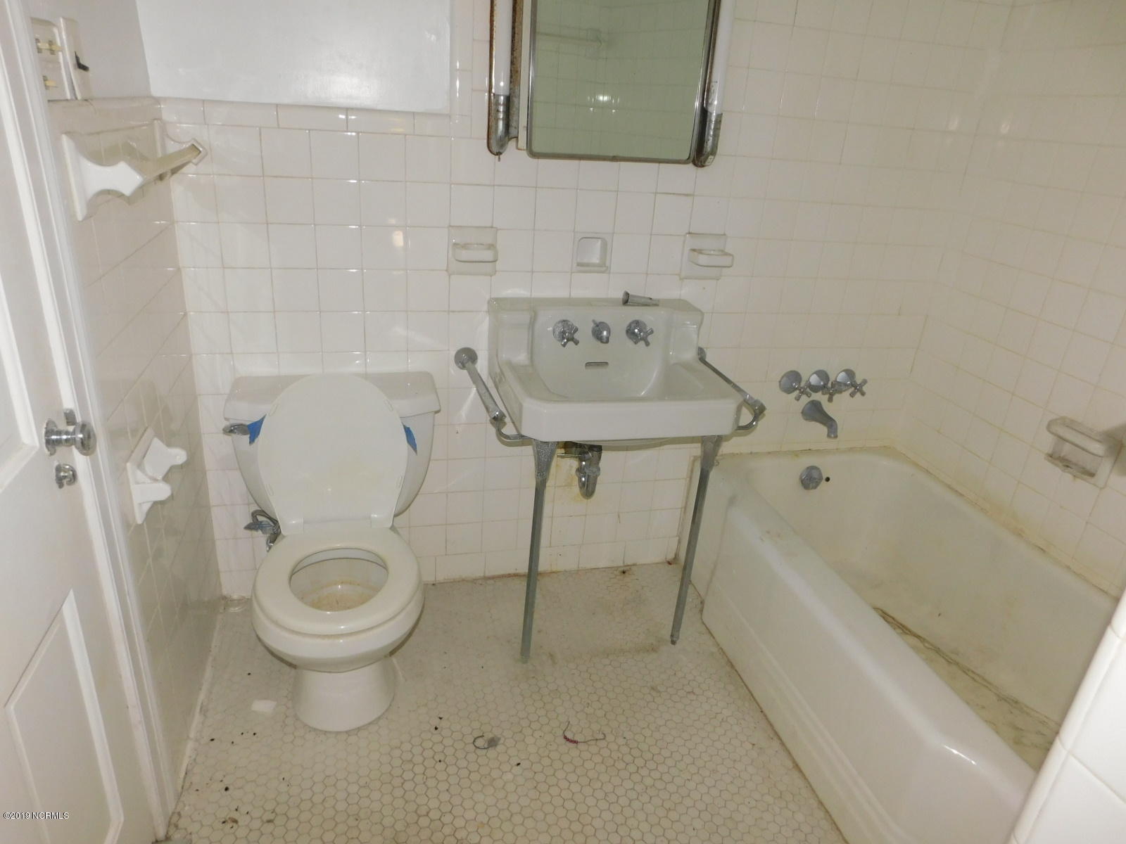 904 Rountree Street Kinston, NC 28501 - Photo 15 of 17 Bathroom