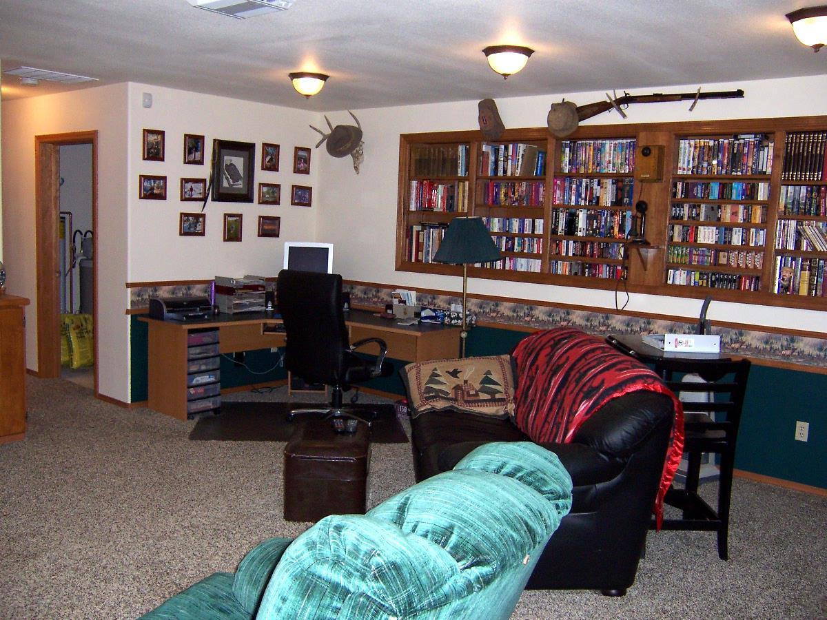 501 Sharp Road Tieton, WA 98947 - Photo 4 of 13 a living room with furniture a walk in closet and a window