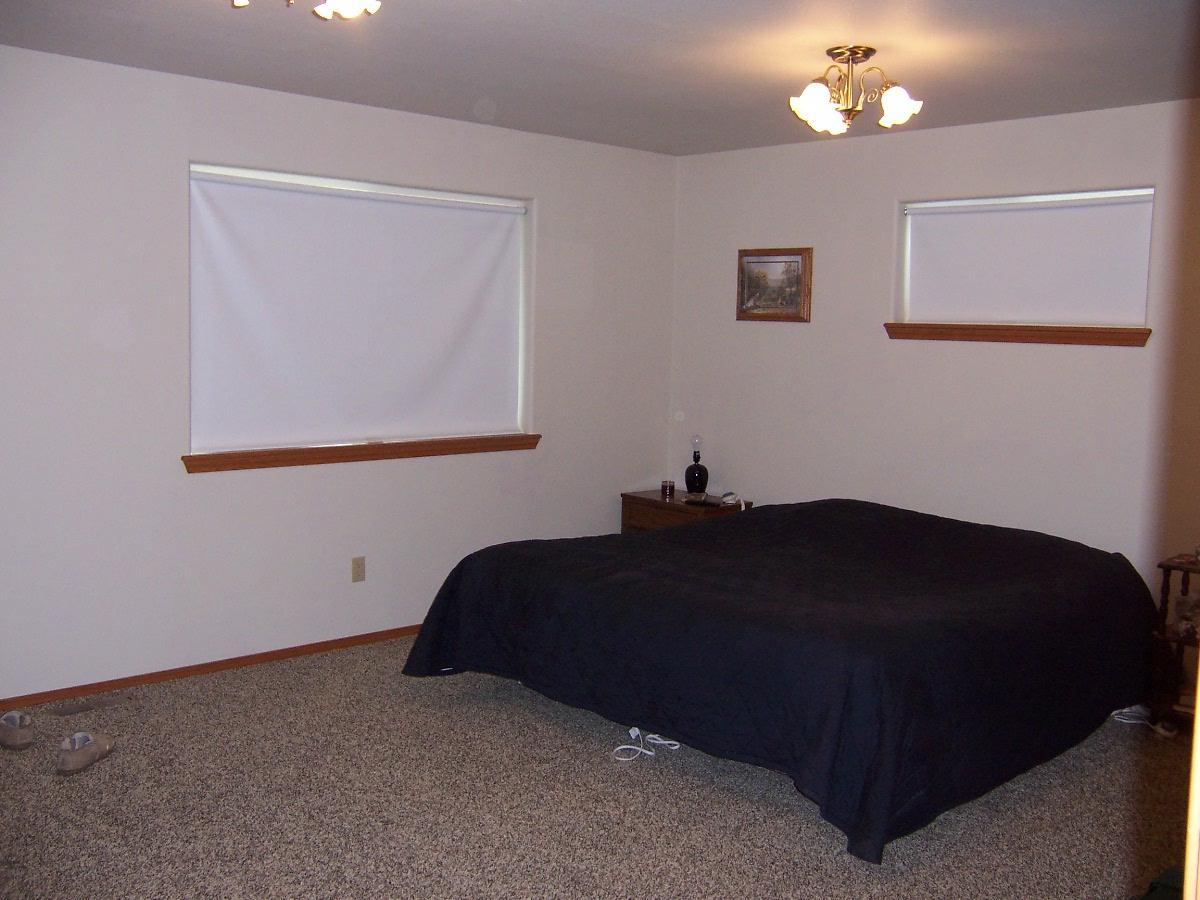 501 Sharp Road Tieton, WA 98947 - Photo 5 of 13 a bedroom with a bed window and wall painting