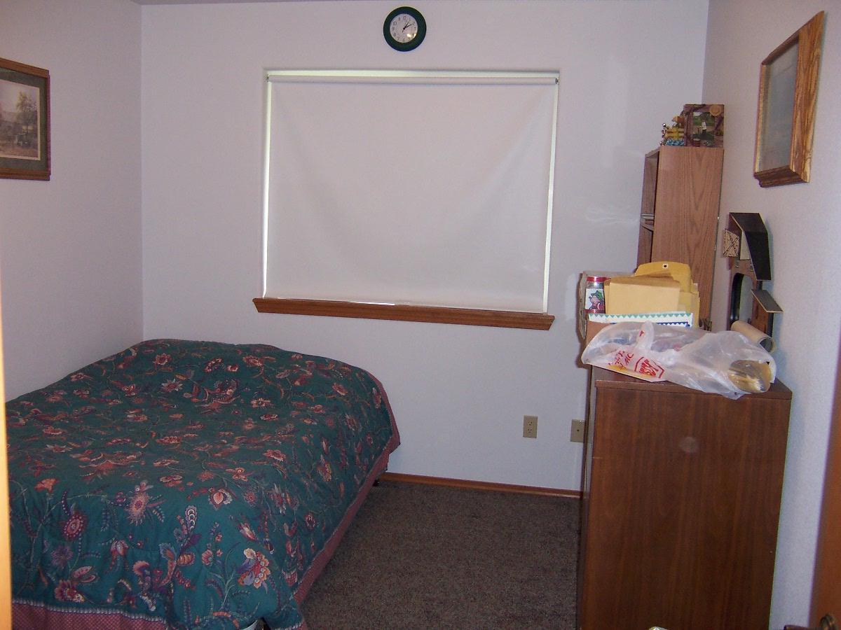 501 Sharp Road Tieton, WA 98947 - Photo 6 of 13 a bedroom with a bed and a window
