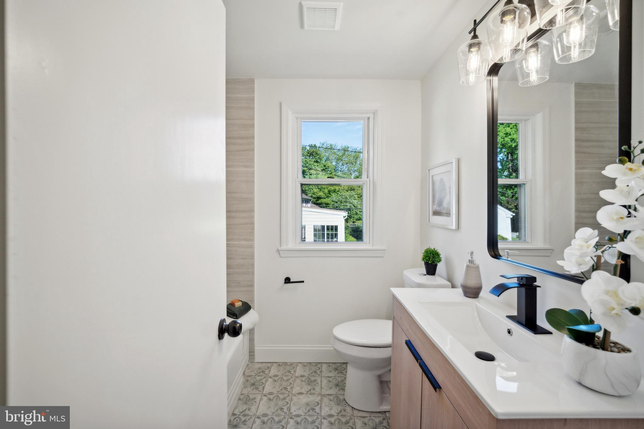 206 Grandview Road Media, PA 19063 - Photo 21 of 27 Hall Bath