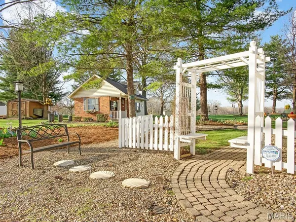 $415,000 | 450 Paul Drive, Waterloo, IL 62298