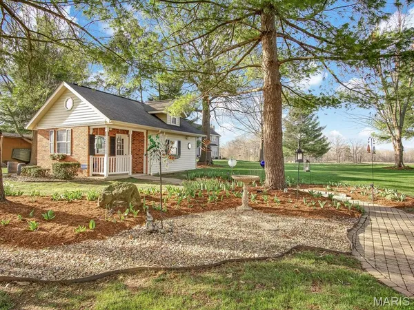 $415,000 | 450 Paul Drive, Waterloo, IL 62298