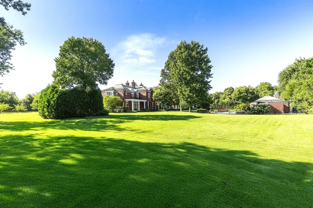 a view of entryway and hall