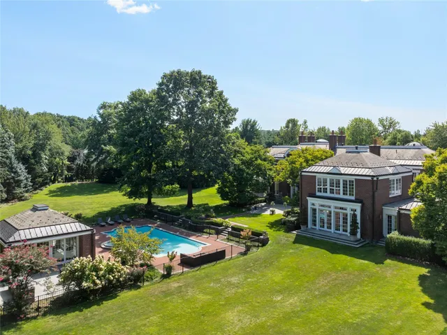 a view of entryway with a front door