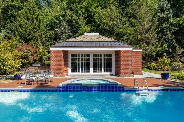 $10,300,000 | 11 Dupont Court, Greenvale, NY 11548