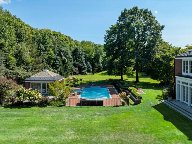 $10,300,000 | 11 Dupont Court, Greenvale, NY 11548