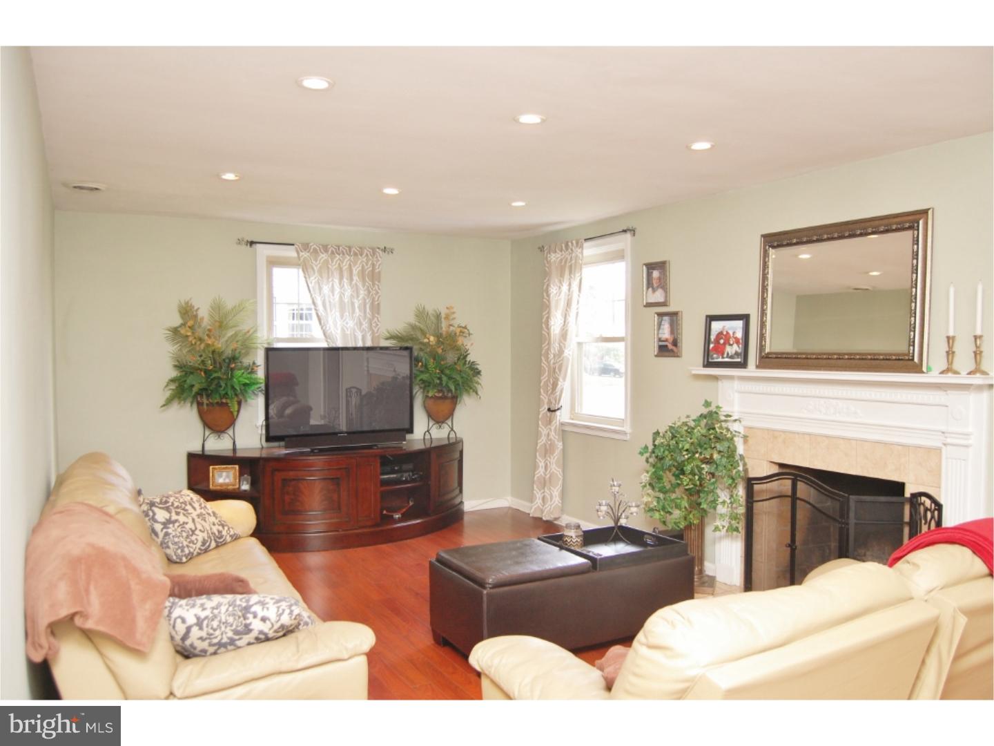 12027 Elmore Road Philadelphia, PA 19154 - Photo 10 of 25 Living Room