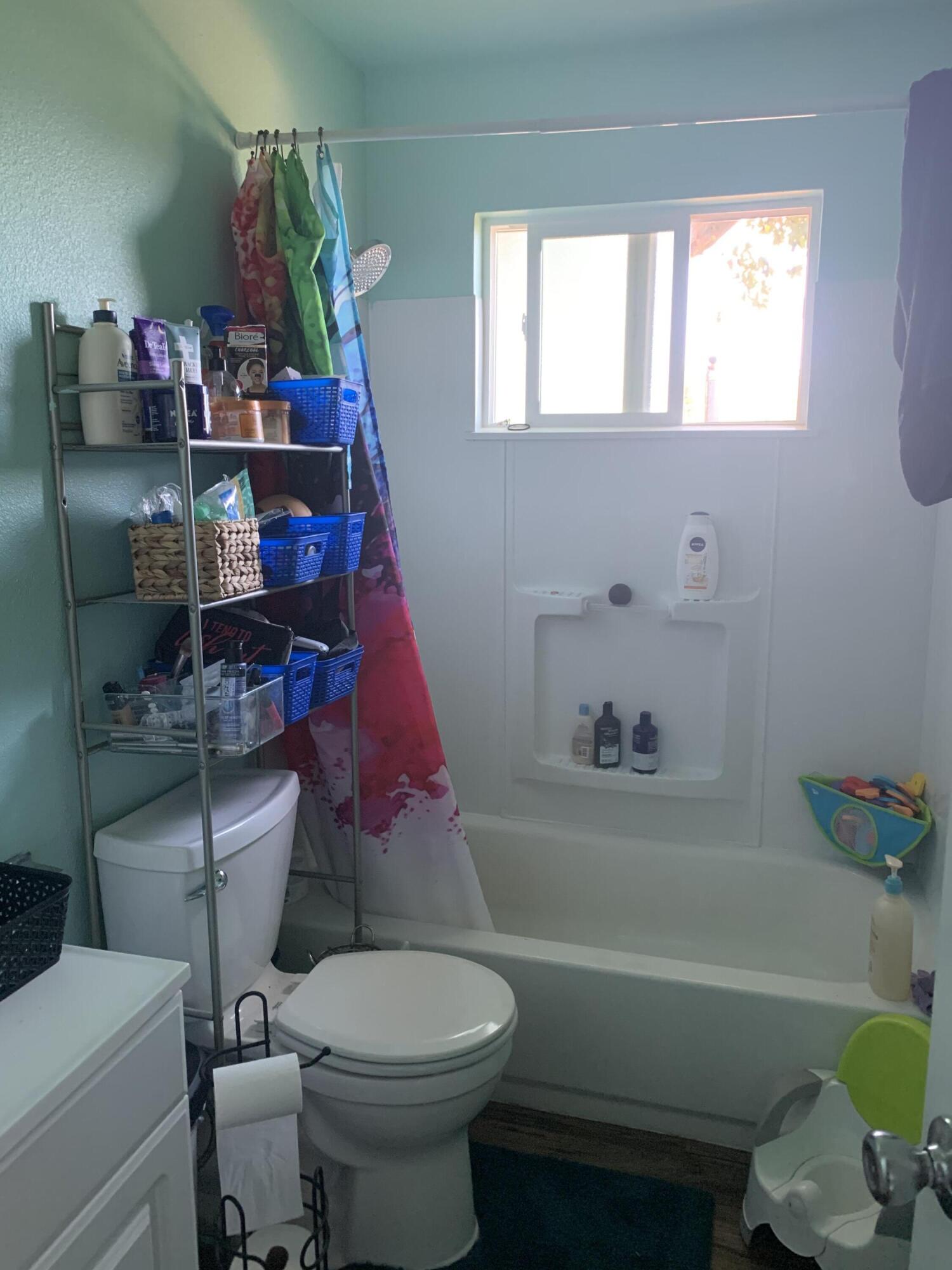 3242 Lawrence Road Redding, CA 96002 - Photo 15 of 17 a bathroom with a sink toilet and bathtub