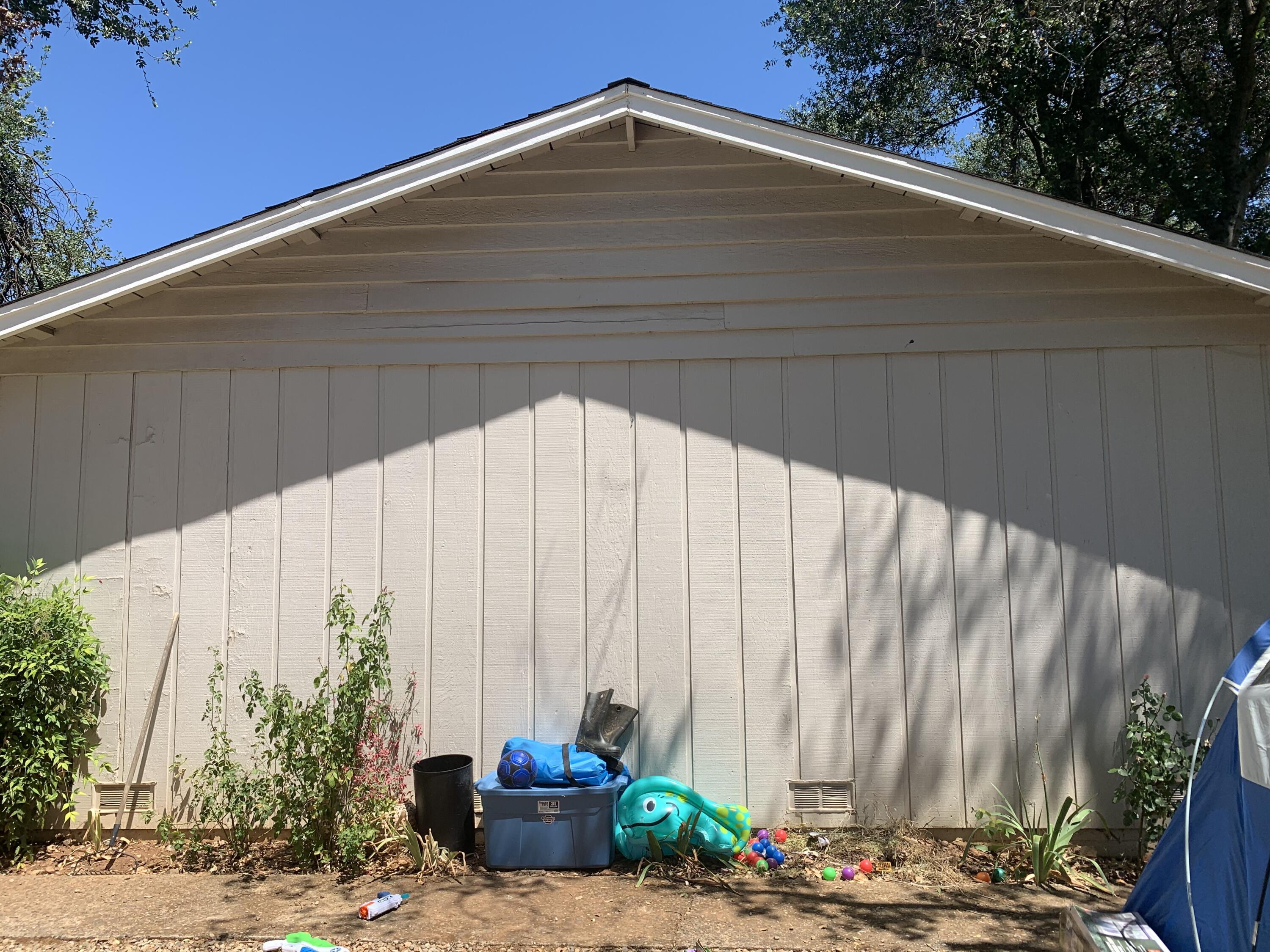 3242 Lawrence Road Redding, CA 96002 - Photo 10 of 17 a backyard of a house