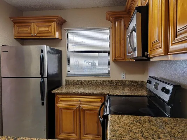 $1,900 | 1542 Lake Crystal Drive, Unit H, West Palm Beach, FL 33411