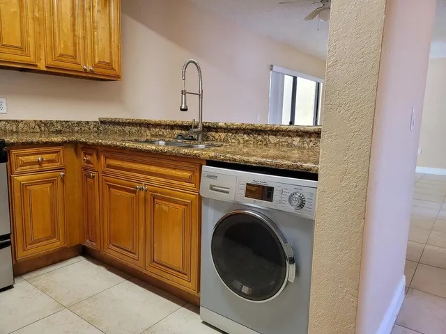 $1,900 | 1542 Lake Crystal Drive, Unit H, West Palm Beach, FL 33411