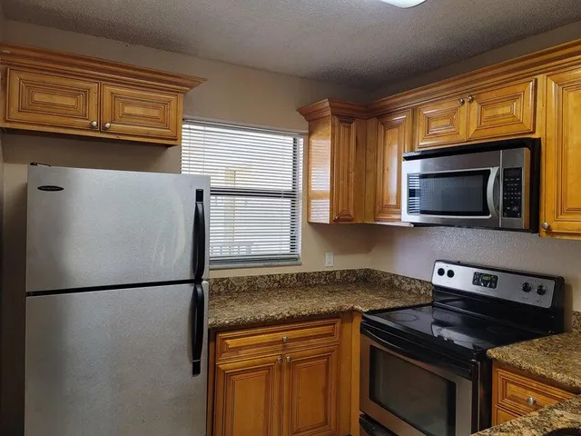 $1,900 | 1542 Lake Crystal Drive, Unit H, West Palm Beach, FL 33411