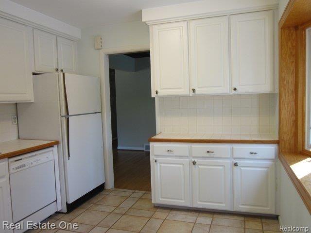 32567 Haverford Road Franklin, MI 48025 - Photo 12 of 35 ample cabinets.JPG