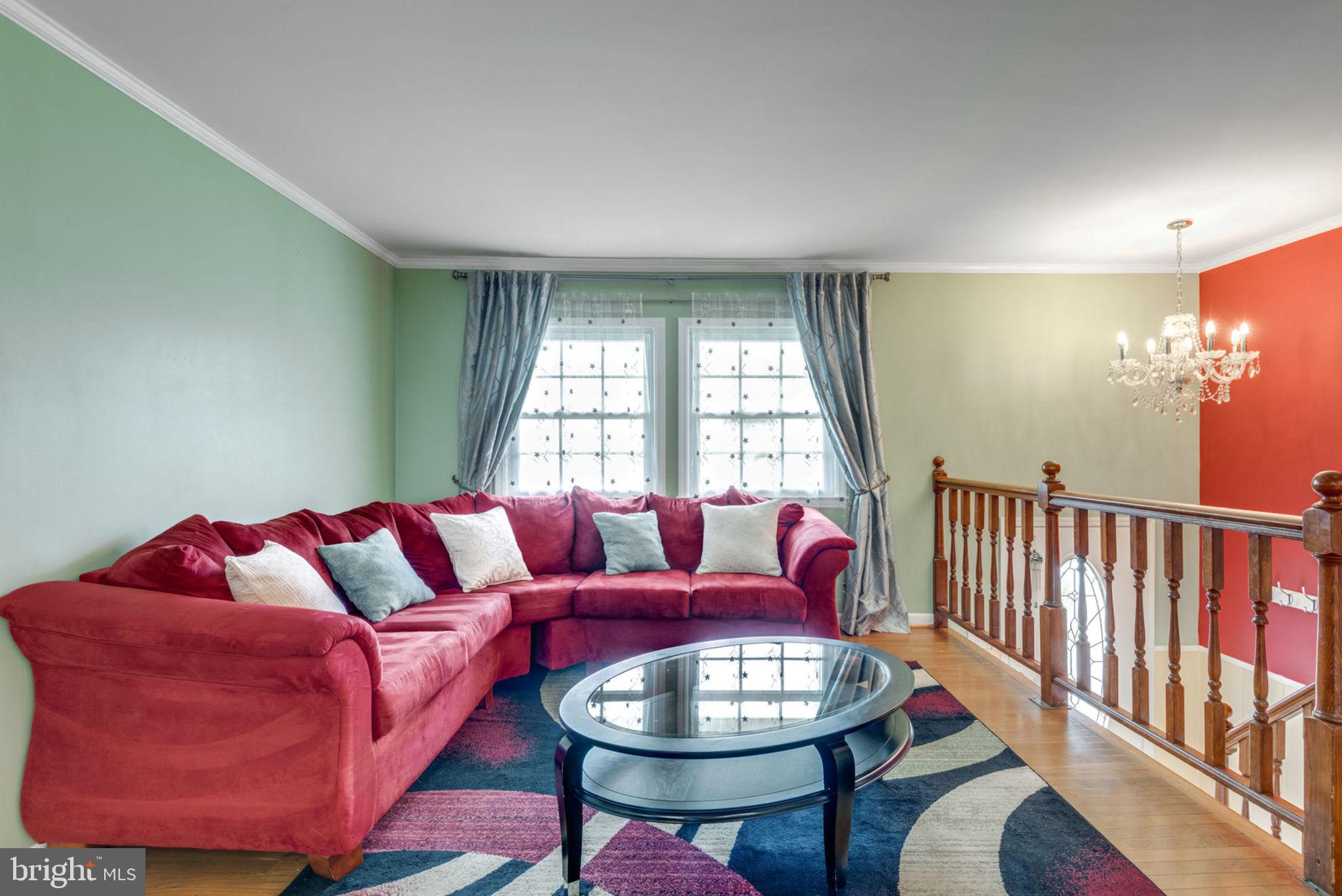 316 Williamsburg Road Sterling, VA 20164 - Photo 5 of 39 Living Room