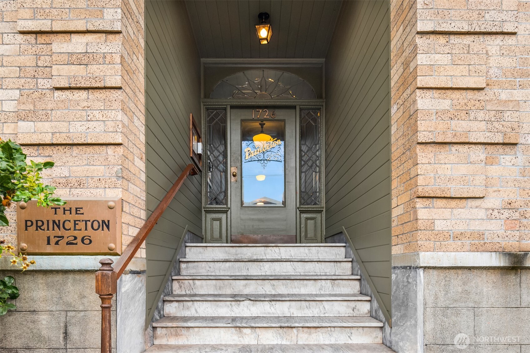 1726 15th Avenue, Unit 7 Seattle, WA 98122 - Photo 3 of 24 a view of entryway with a front door
