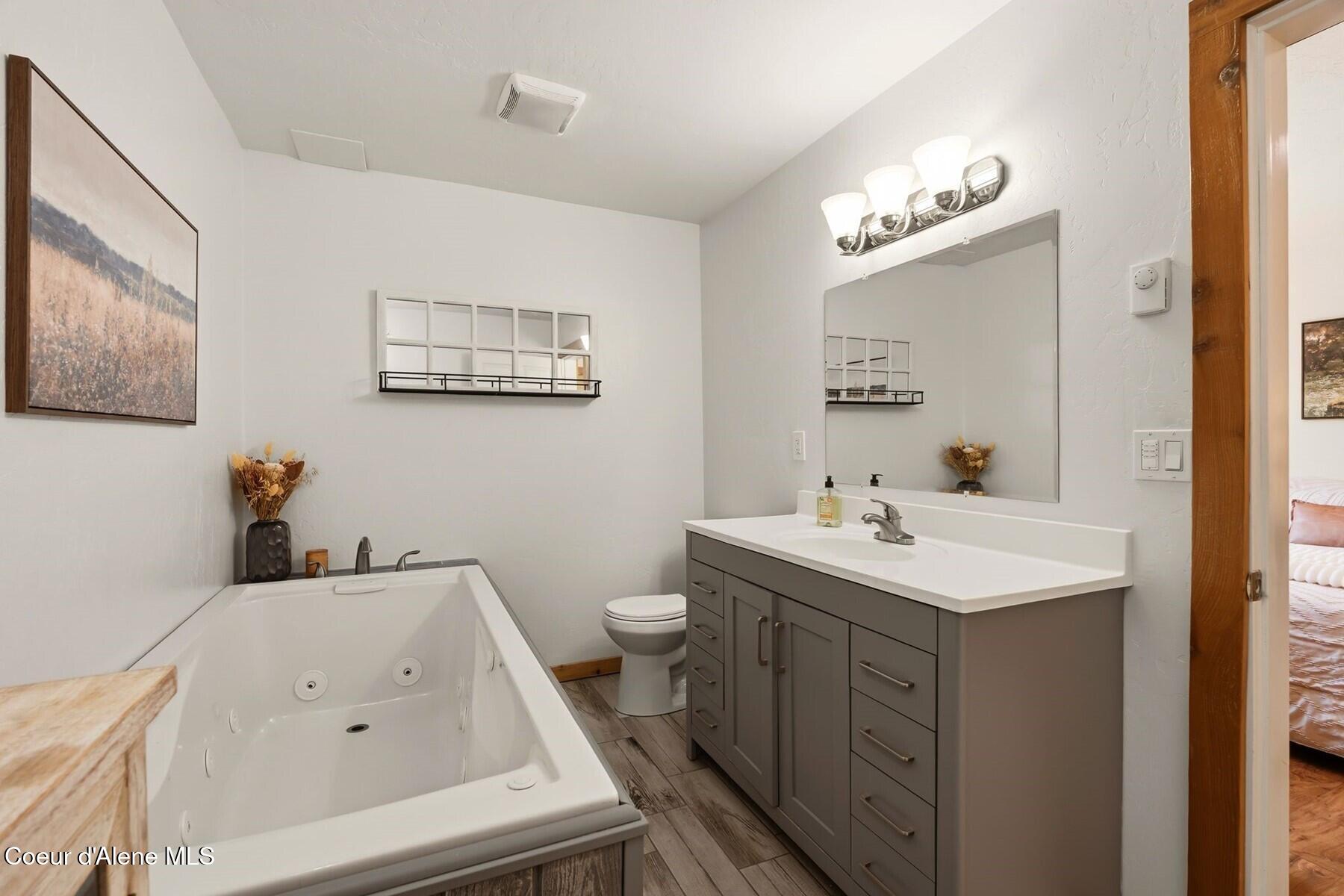 925 Lower Pack River Road Sandpoint, ID 83864 - Photo 21 of 48 Ensuite