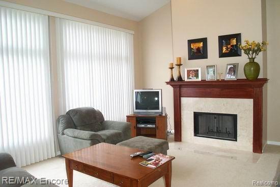 706 Dakota Court Rochester, MI 48307 - Photo 8 of 21 FAMILY ROOM
