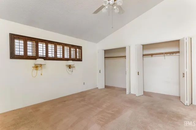 a view of empty room with a ceiling fan