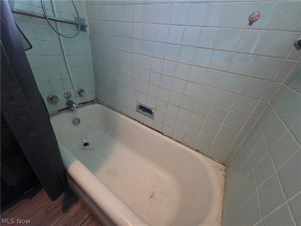 1801 West Prospect Road Ashtabula, OH 44004 - Photo 13 of 35 bathroom tub