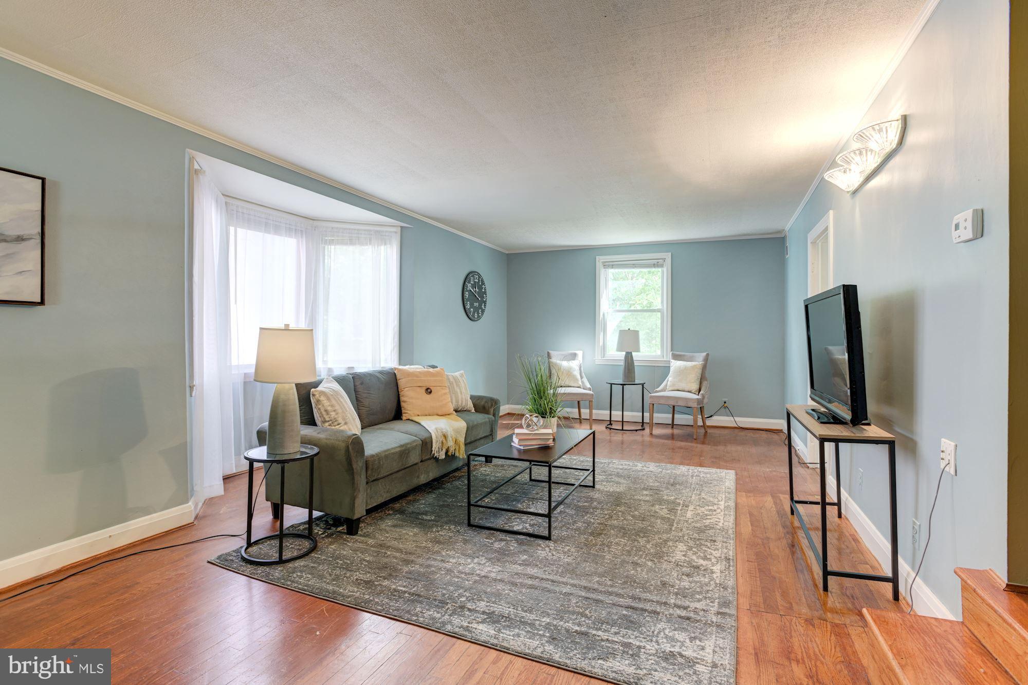 826 Warwick Road Baltimore, MD 21229 - Photo 3 of 30 Living Room