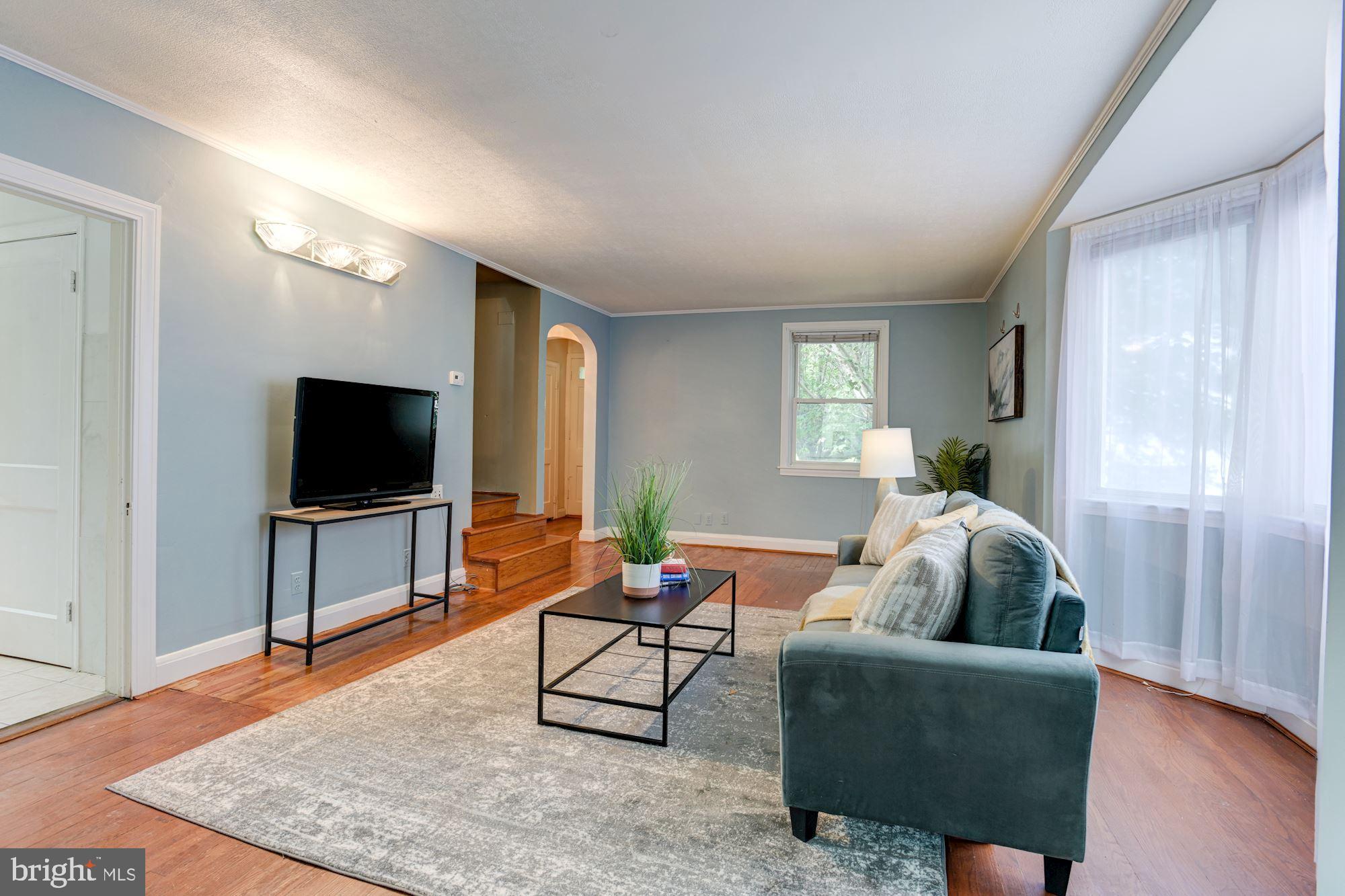 826 Warwick Road Baltimore, MD 21229 - Photo 4 of 30 Living Room