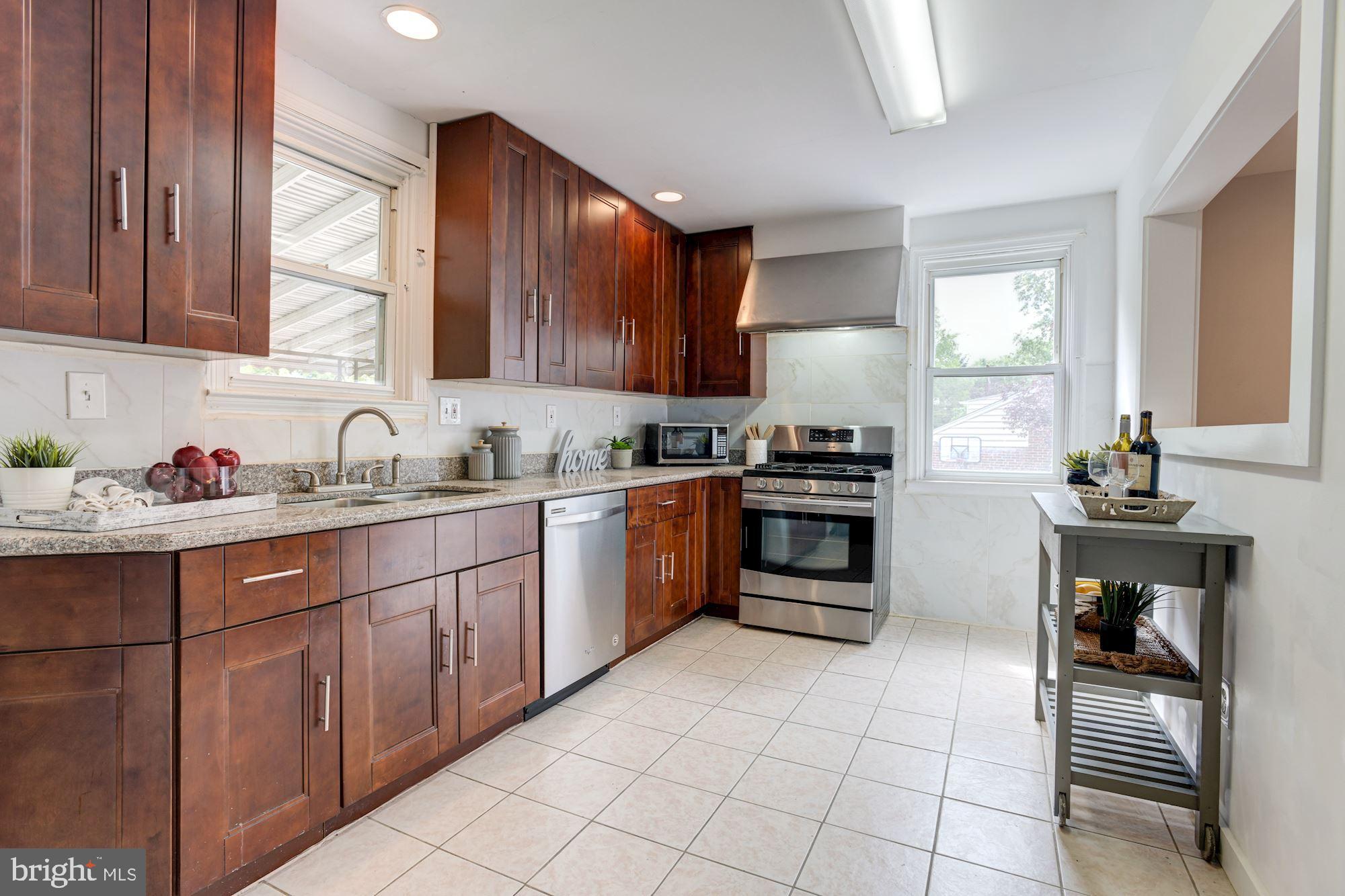 826 Warwick Road Baltimore, MD 21229 - Photo 5 of 30 Kitchen