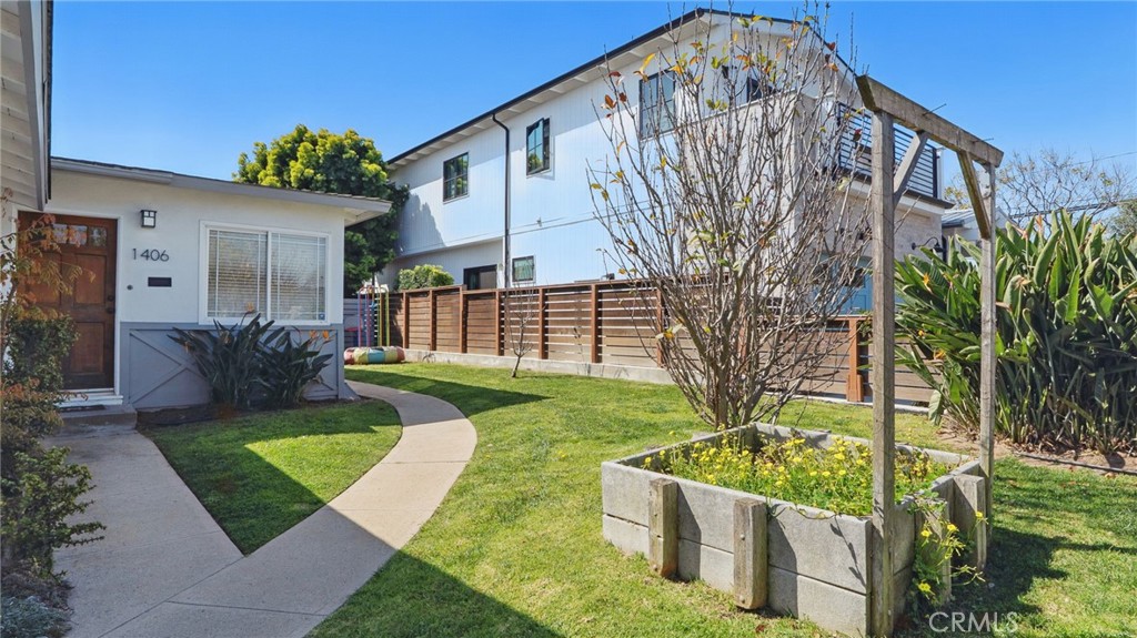 1406 17th Street Manhattan Beach, CA 90266 - Photo 3 of 60 a view of a house with a yard