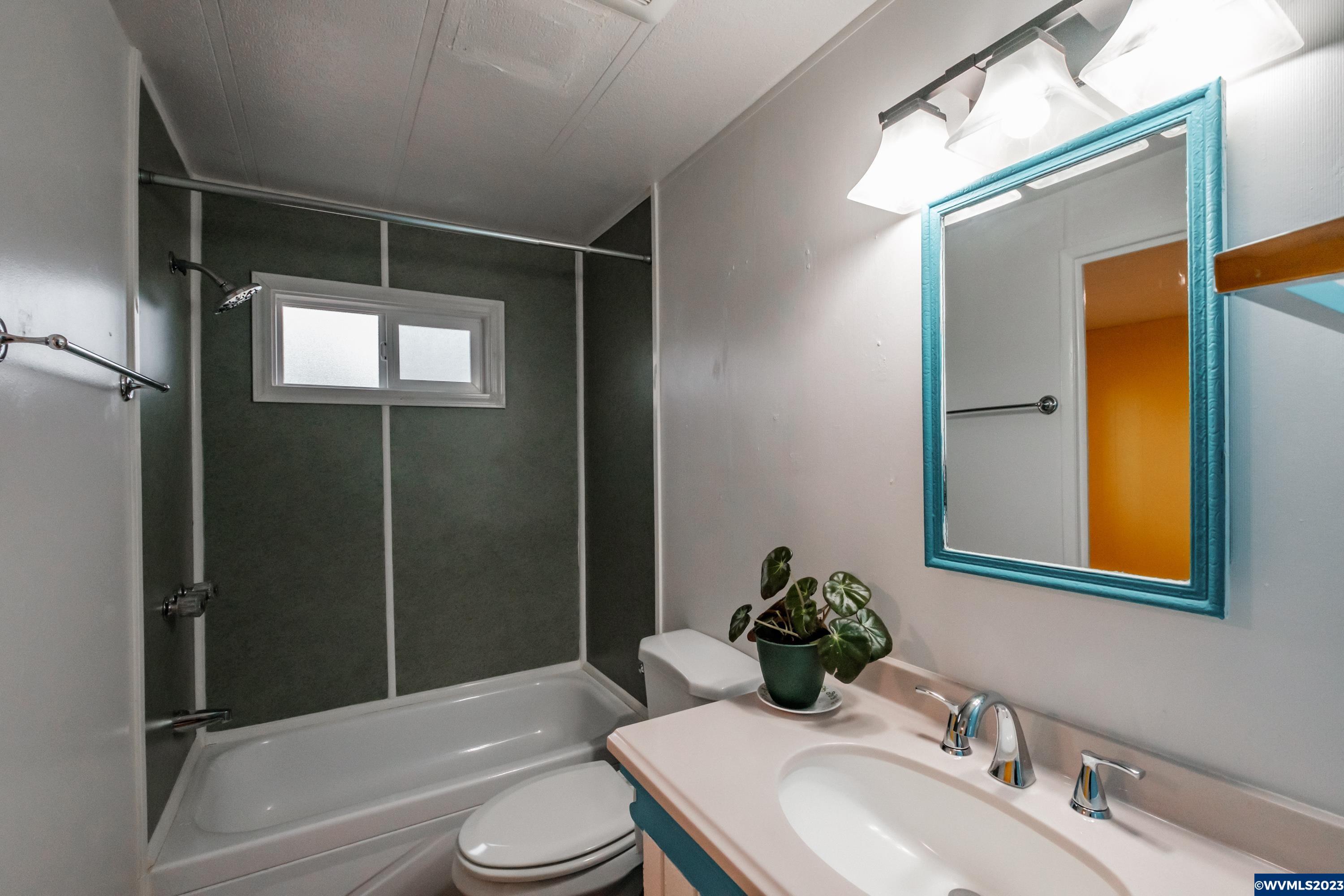 4915 Swegle Road Northeast, Unit 47 Salem, OR 97301 - Photo 26 of 36 a bathroom with a sink toilet and shower