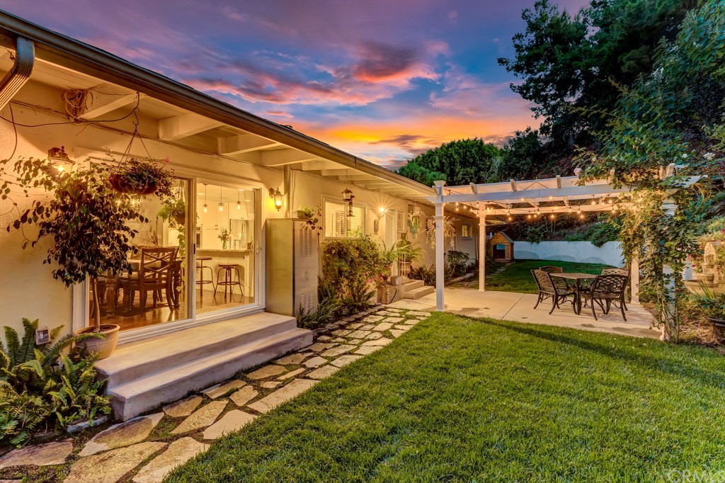 2601 Sunnyside Ridge Road Rancho Palos Verdes, CA 90275 - Photo 31 of 47 a view of a couches with a backyard