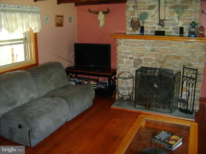 626 Cherry Road Hatfield, PA 19440 - Photo 4 of 23 Living Room