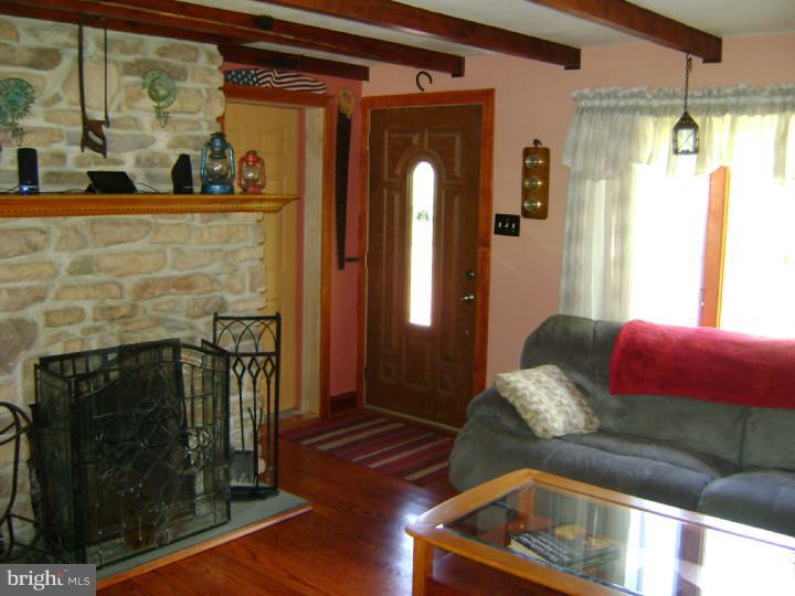 626 Cherry Road Hatfield, PA 19440 - Photo 5 of 23 Living Room