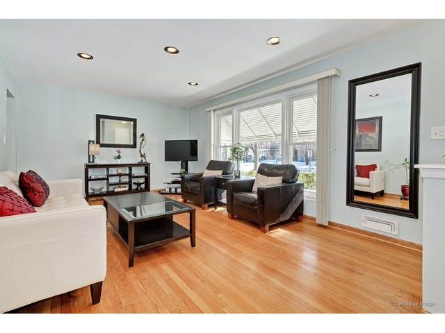 794 East Lincoln Avenue Des Plaines, IL 60018 - Photo 4 of 25