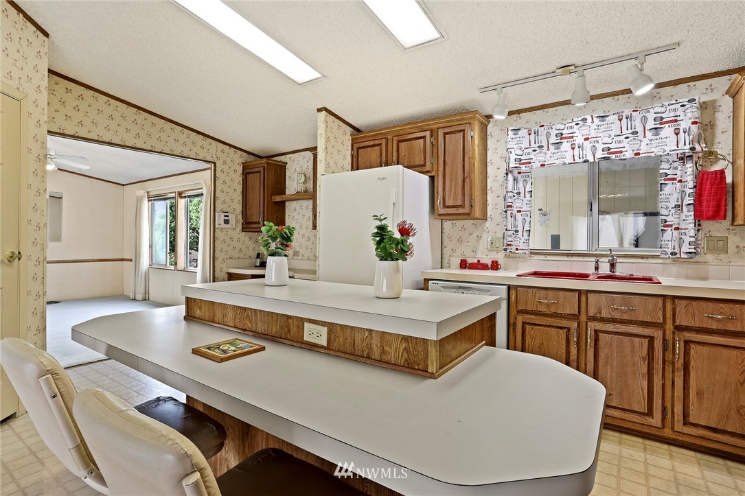 24329 S Park Bothell, WA 98021 - Photo 3 of 39