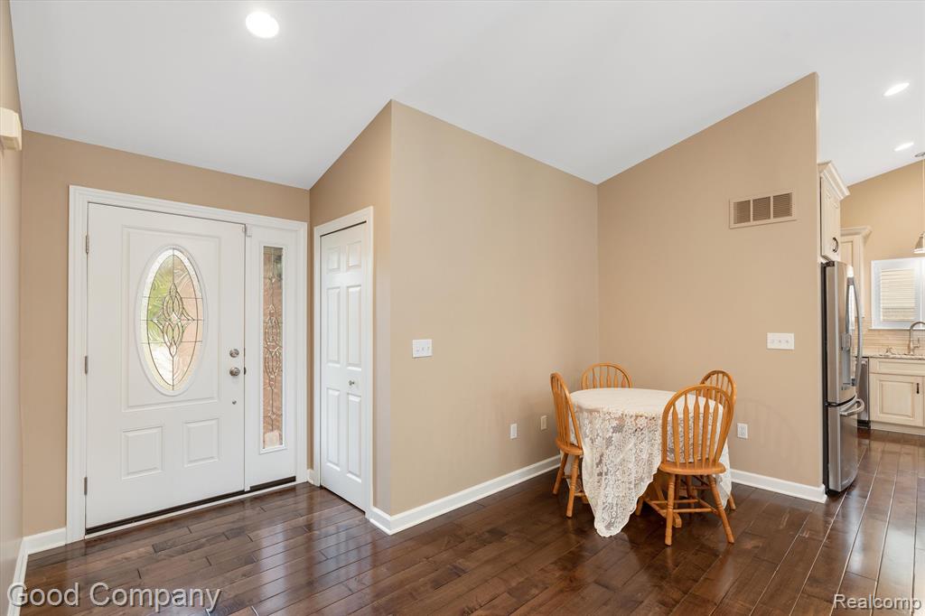 41553 Cherry Hill Road Canton, MI 48188 - Photo 5 of 38