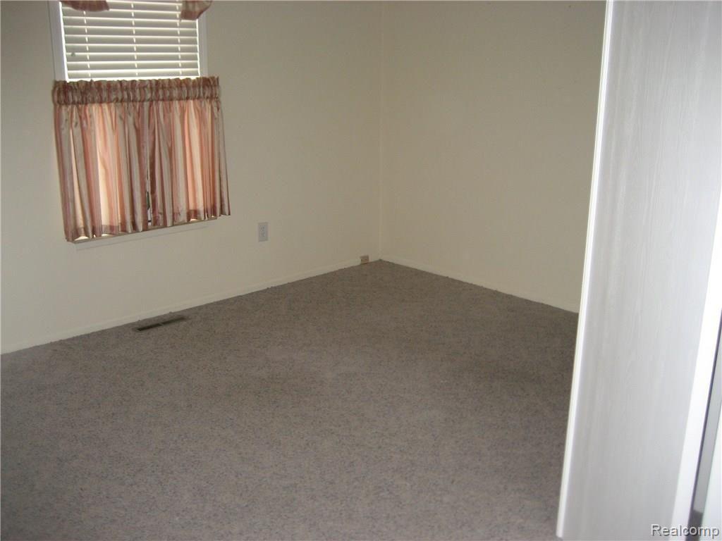 17765 Rudgate Street Southgate, MI 48195 - Photo 3 of 9 IMG_2705.JPG